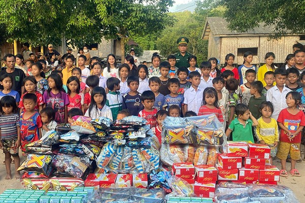 Gia đình đang thảo luận về an toàn trực tuyến