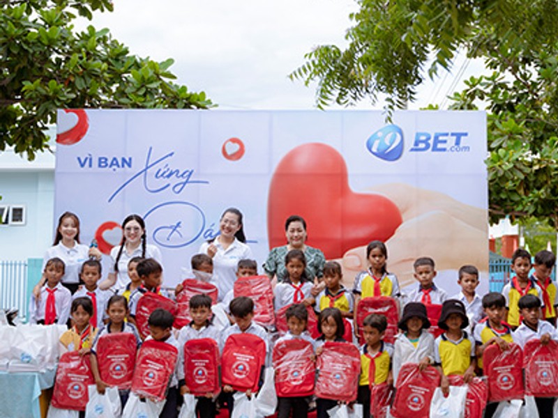 Hình ảnh minh họa phụ huynh bảo vệ trẻ em khỏi cờ bạc trực tuyến