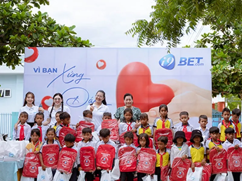 Hình ảnh minh họa phụ huynh bảo vệ trẻ em khỏi cờ bạc trực tuyến