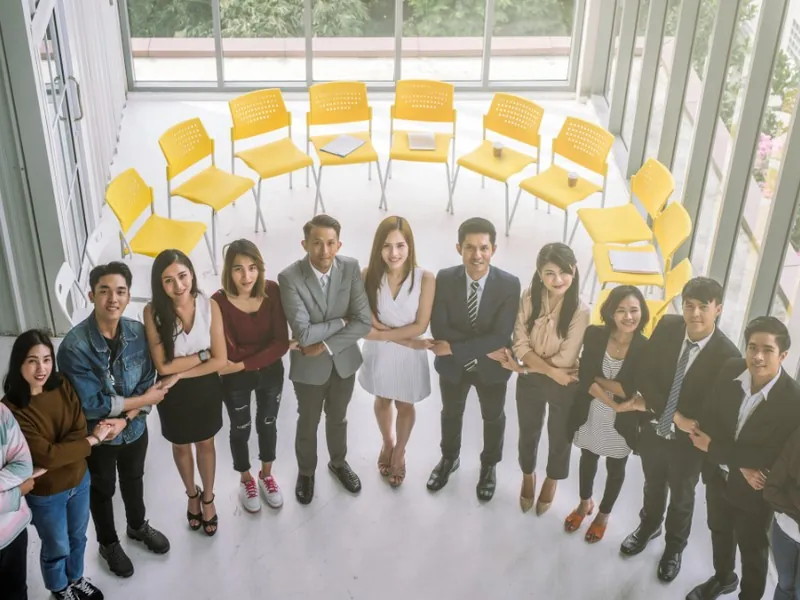 Hình ảnh minh họa các công nghệ tiên tiến trong ngành cá cược như VR, AI, blockchain, thể hiện sự đổi mới và tương lai của trò chơi, với các biểu tượng kỹ thuật số và ánh sáng rực rỡ.